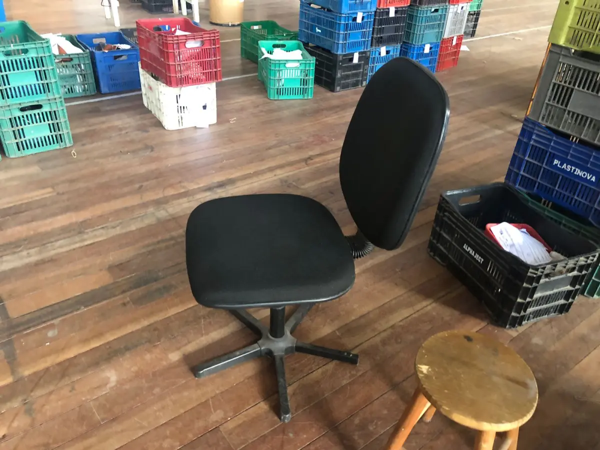 LOTE 134 - cadeira preta