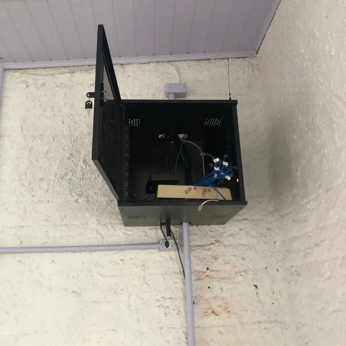 LOTE 090 - porta central elevado na parede