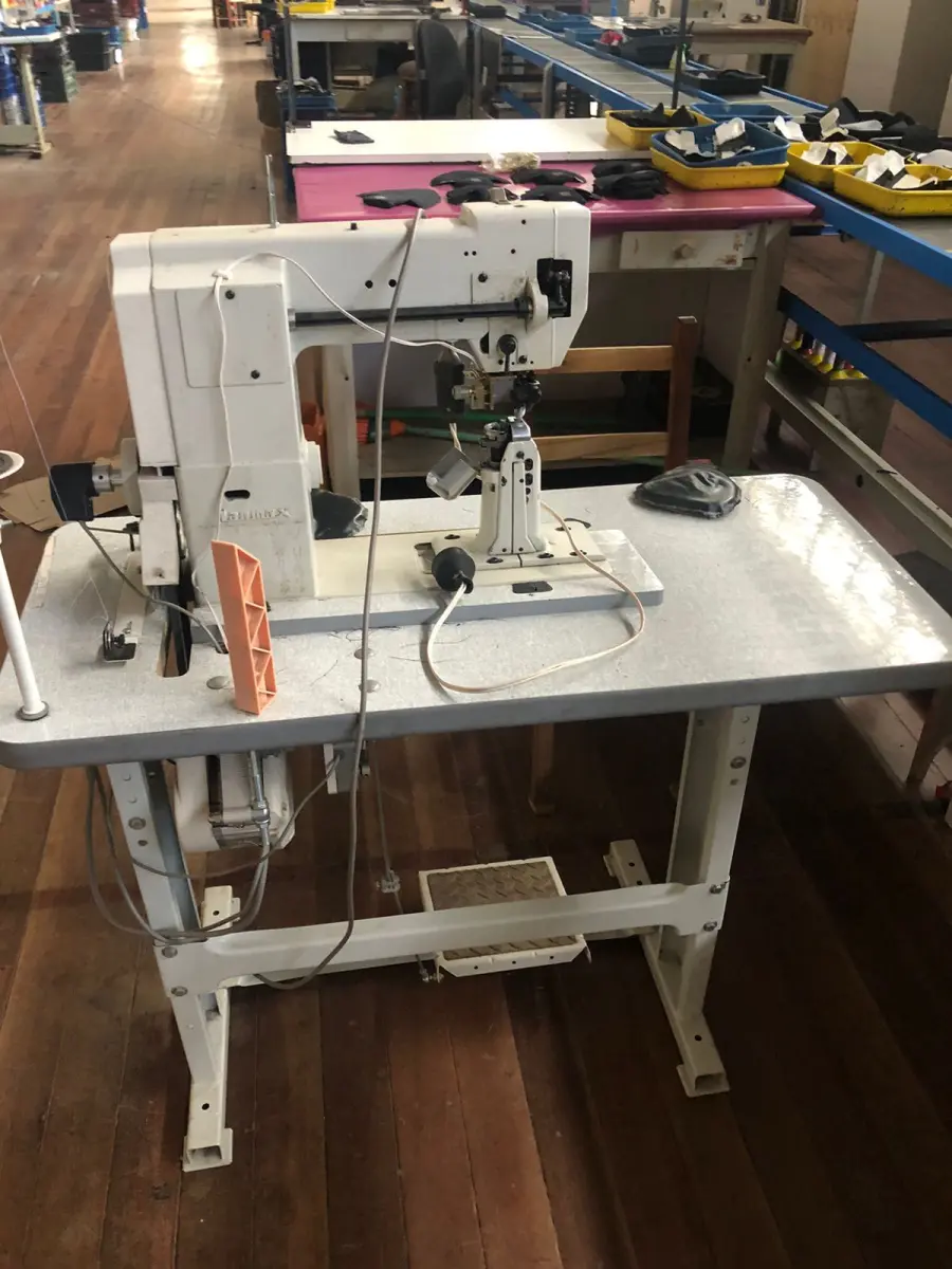 LOTE 159 - Máquina de costura