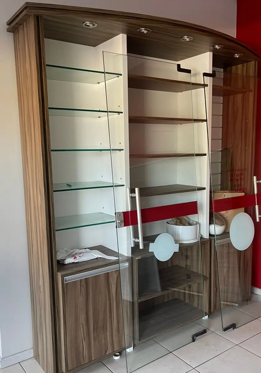 LOTE 219 - ESTANTE MDF COM 2 PORTAS, MARROM