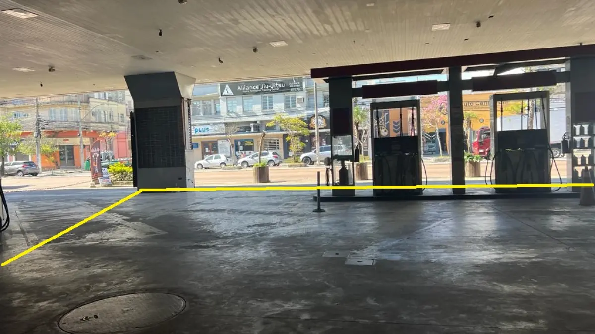 LOTE 001 - O imóvel, com área de terreno de 1.461,50m2, na Rua Benjamin Constant 1253. Juntamente com o imóvel estará o Fundo de Comércio