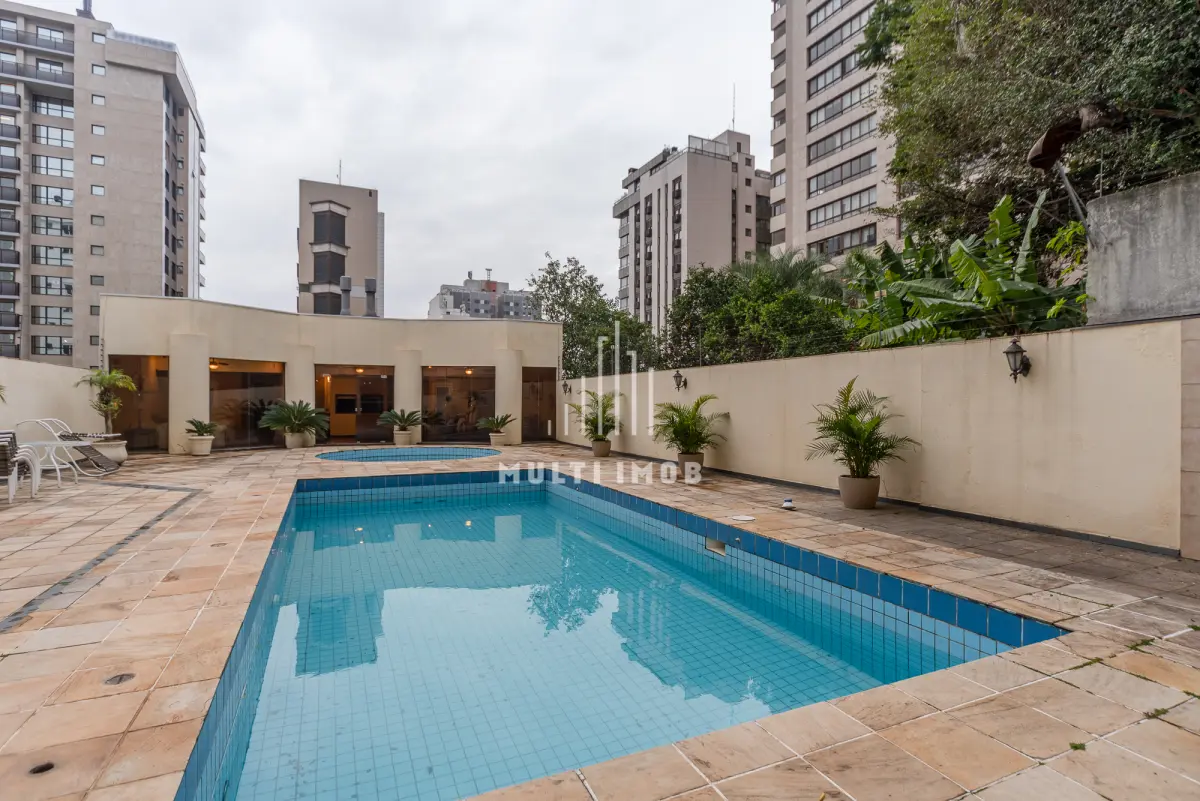 LOTE 000 - O apartamento nº 601 no Ed. Maison Paris, na Rua Pedro Ivo nº 532. O espaço de estacionamento coberto nº 01. O espaço de estacionamento coberto nº 02