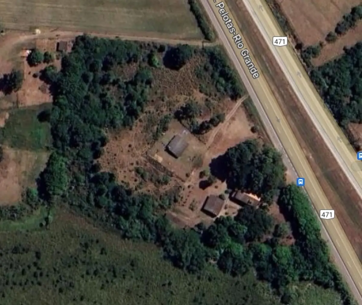 LOTE 000 - Uma fração de campo c/ár. de 3,7139ha, sitio de lazer, c/um prédio de alvenaria e demais benfeitorias