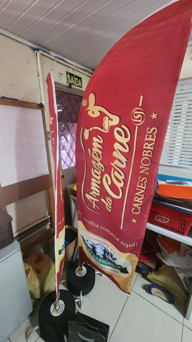 LOTE 180 - 2 EXPOSITORES BANDEIRA, ARMAZÉM DA CARNE
