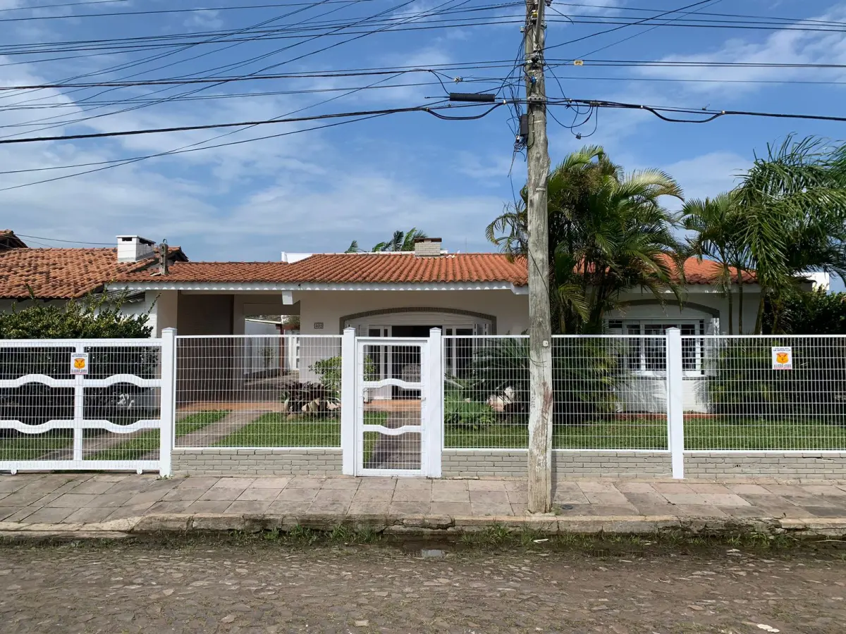 LOTE 000 - prédio residencial em alvenaria, com a área construída de 223,37m² imóvel na Rua Guatapi nº 408, na praia de Atlântida