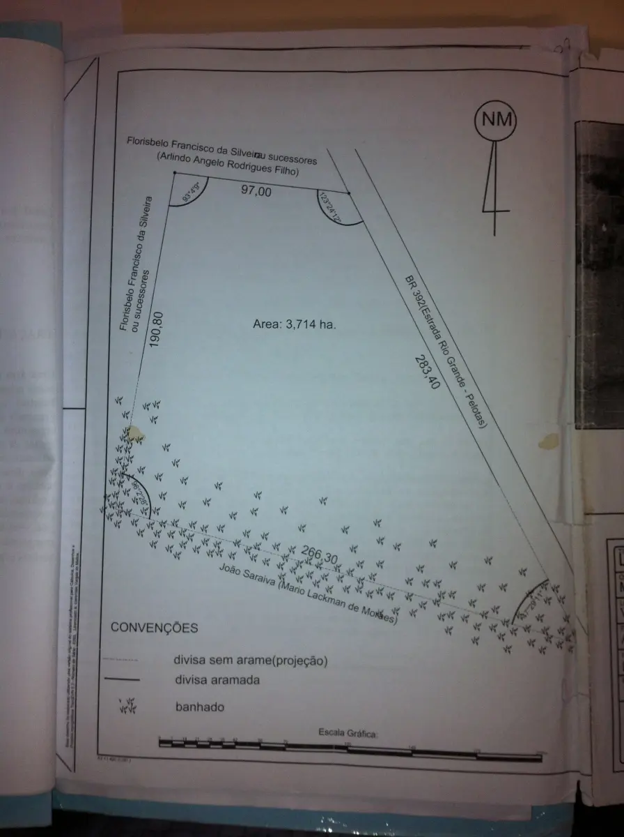 LOTE 000 - Uma fração de campo c/ár. de 3,7139ha, sitio de lazer, c/um prédio de alvenaria e demais benfeitorias