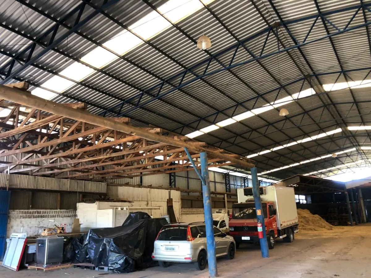 LOTE 071 - ESTRUTURA DE PAVILHÃO EM METAL, APROXIMADAMENTE 800m² DE ÁREA GALPÃO OFICINA