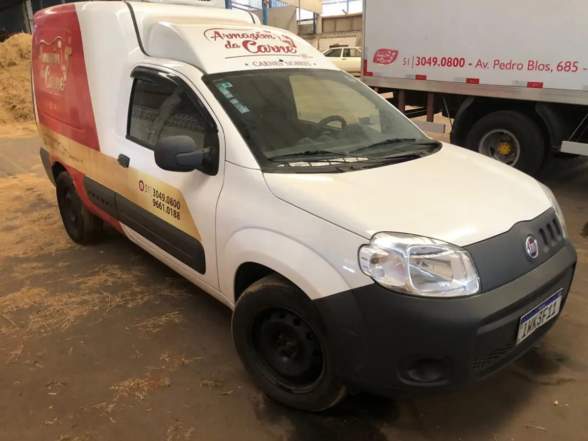 LOTE 032 - VEÍCULO FIAT FIORINO 1.4 FLEX, ANO 2015, BRANCA, PLACAS IWK 3F11 C/ BAÚ REFRIGERADO