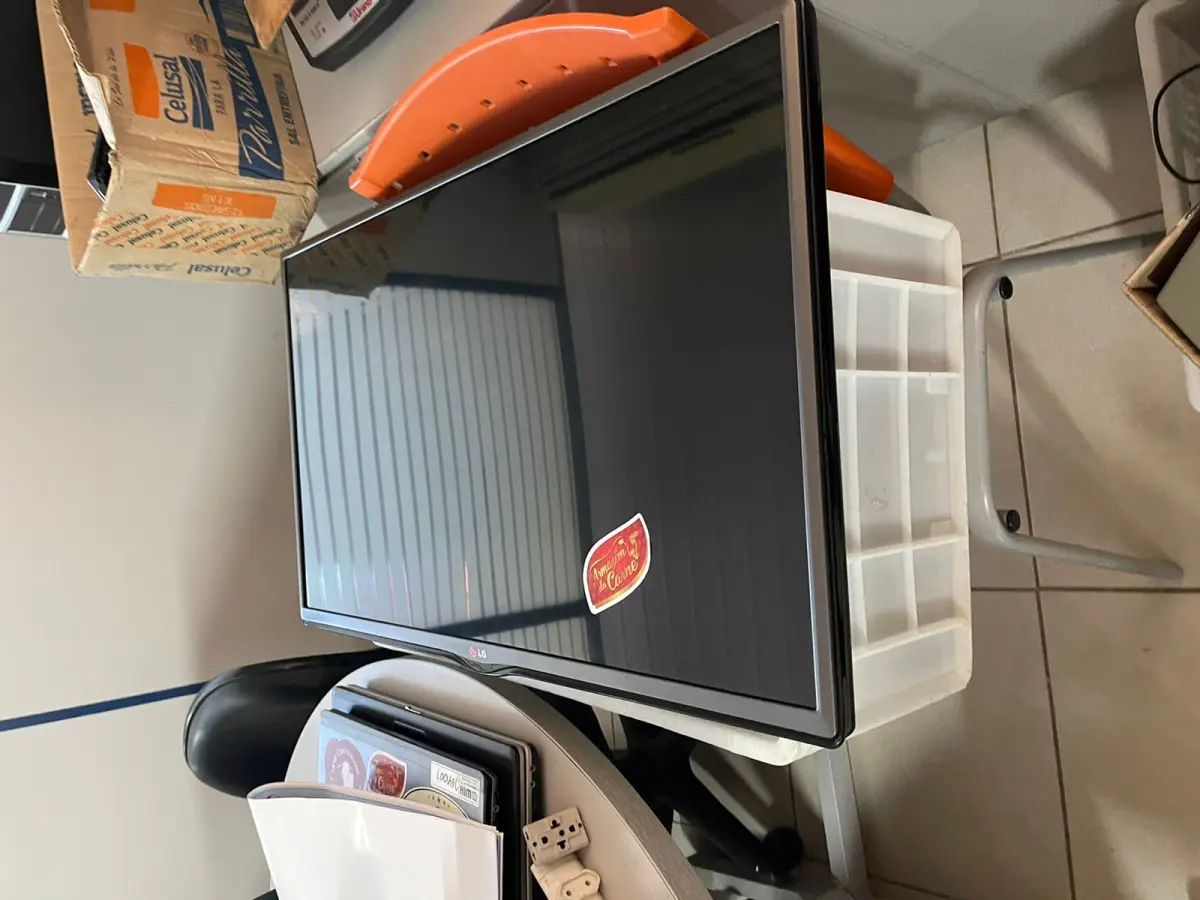 LOTE 168 - TV LG, 32", S/ PÉS