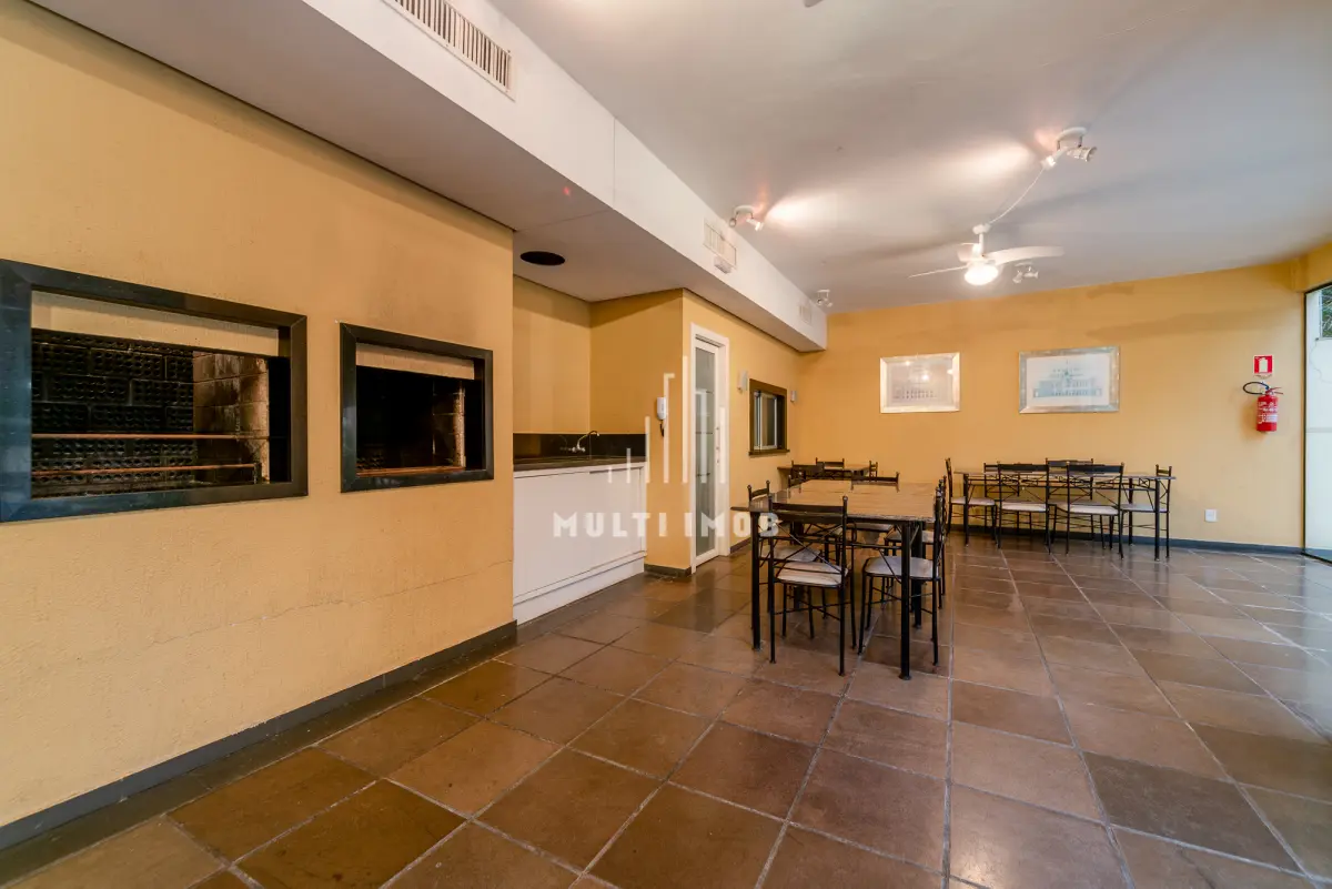 LOTE 000 - O apartamento nº 601 no Ed. Maison Paris, na Rua Pedro Ivo nº 532. O espaço de estacionamento coberto nº 01. O espaço de estacionamento coberto nº 02