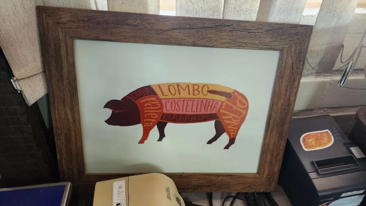 LOTE 124 - 4 QUADROS DE PAREDE PEQUENOS, MOLDURA MADEIRA MARROM