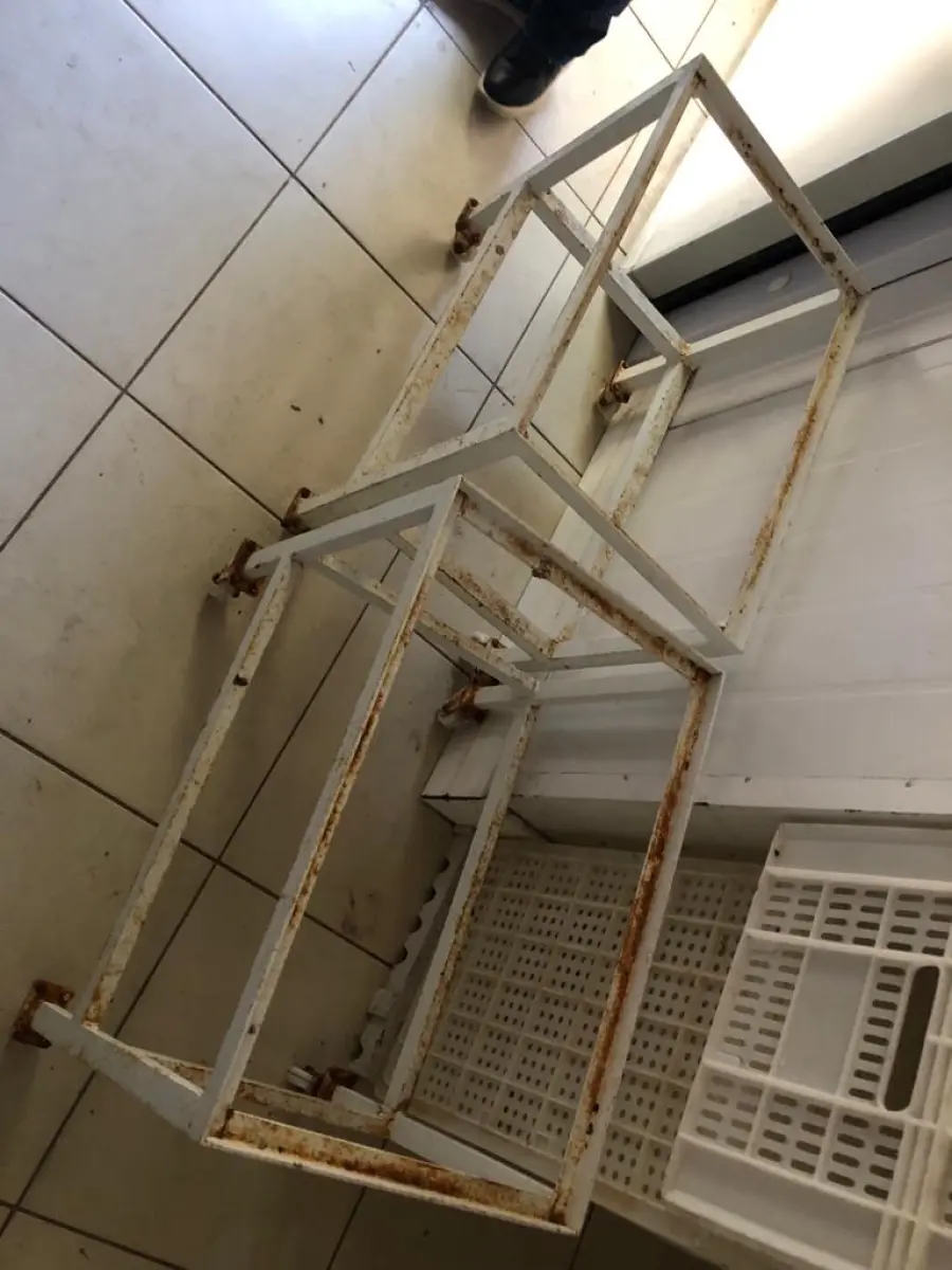 LOTE 244 - CARRINHO ALTO P/ CAIXA PLÁSTICA