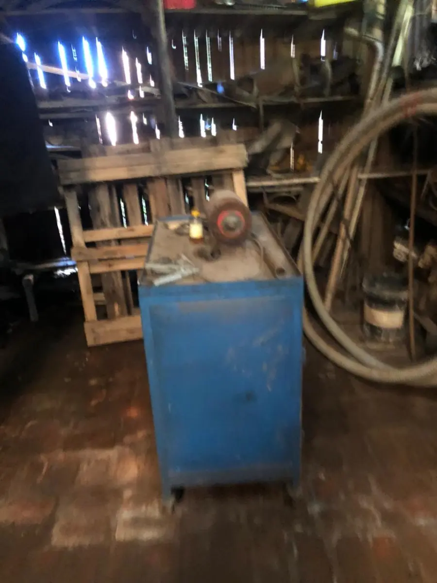 LOTE 080 - BANCADA COM ESMERIL