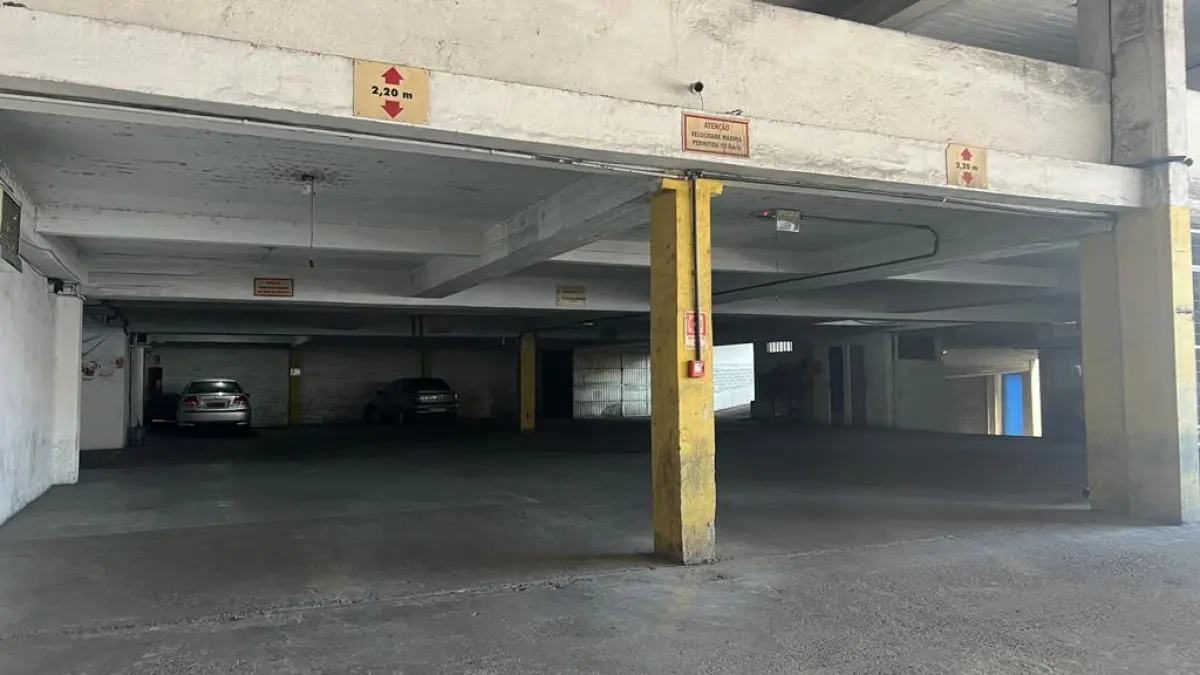 LOTE 001 - O imóvel, com área de terreno de 1.461,50m2, na Rua Benjamin Constant 1253. Juntamente com o imóvel estará o Fundo de Comércio