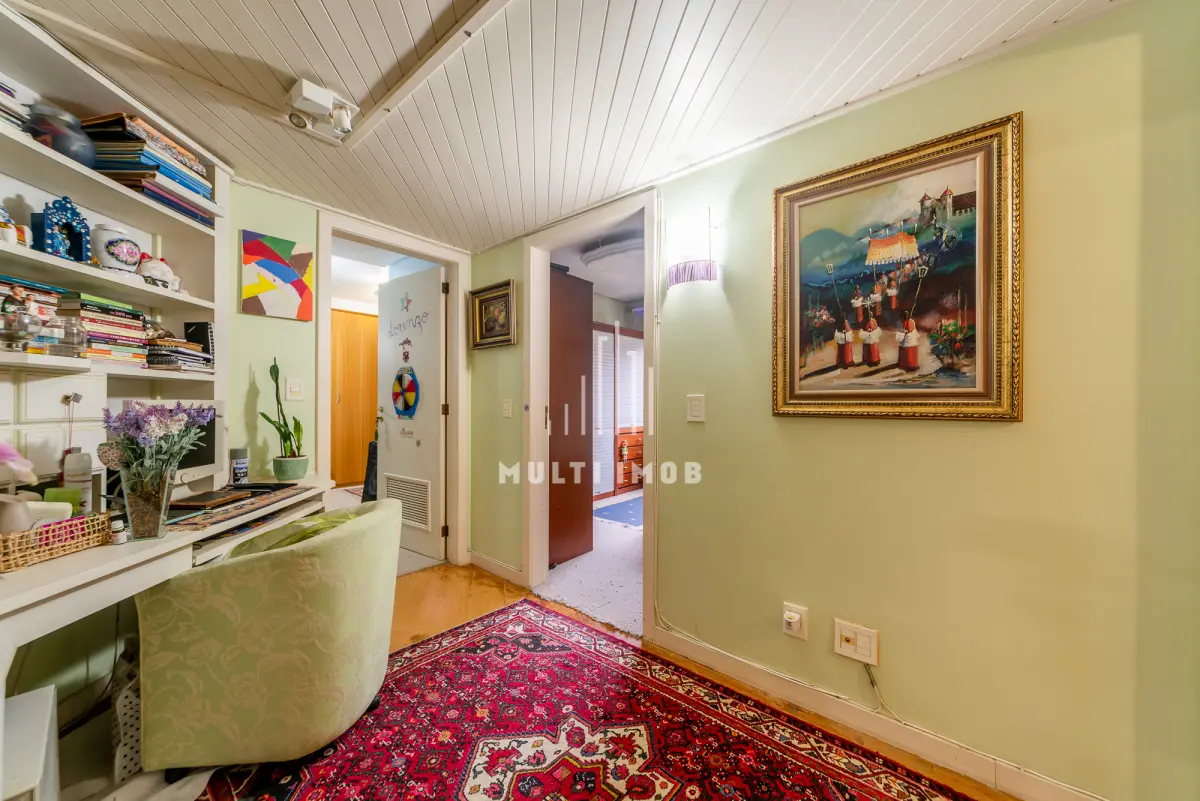 LOTE 000 - O apartamento nº 601 no Ed. Maison Paris, na Rua Pedro Ivo nº 532. O espaço de estacionamento coberto nº 01. O espaço de estacionamento coberto nº 02