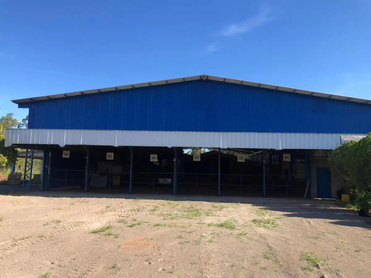 LOTE 071 - ESTRUTURA DE PAVILHÃO EM METAL, APROXIMADAMENTE 800m² DE ÁREA GALPÃO OFICINA