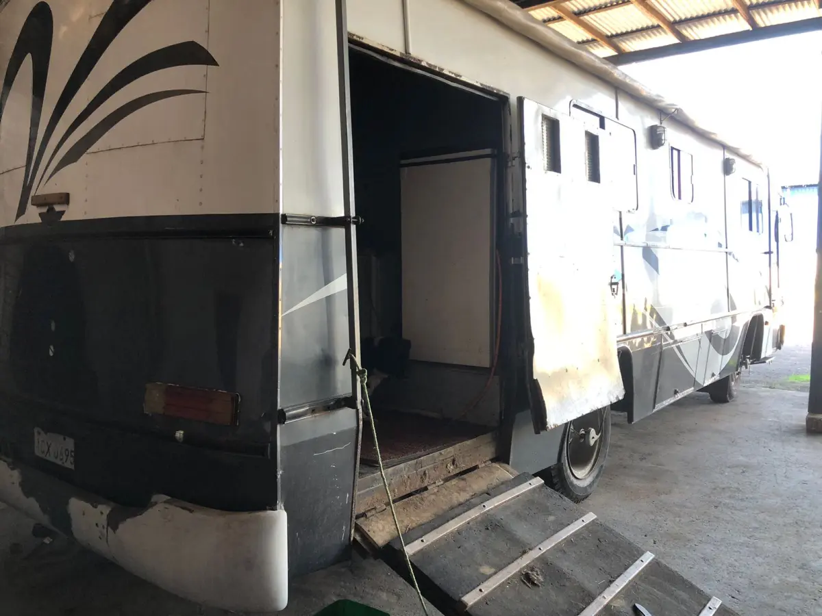 LOTE 072 - ÔNIBUS MOTOR HOME C/CAPACIDADE DE CARREGAR CAVALOS, ANO 1976, BRANCO, PLACAS ICX 0695