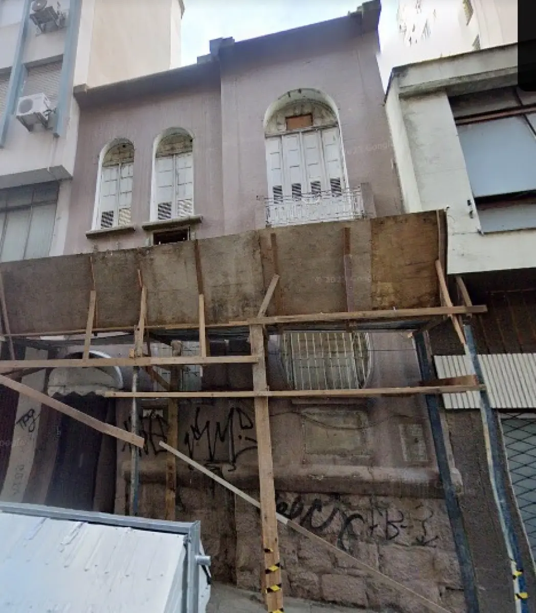 LOTE 000 - O prédio de alvenaria, assobradado, na Rua Jerônimo Coelho nº 363,