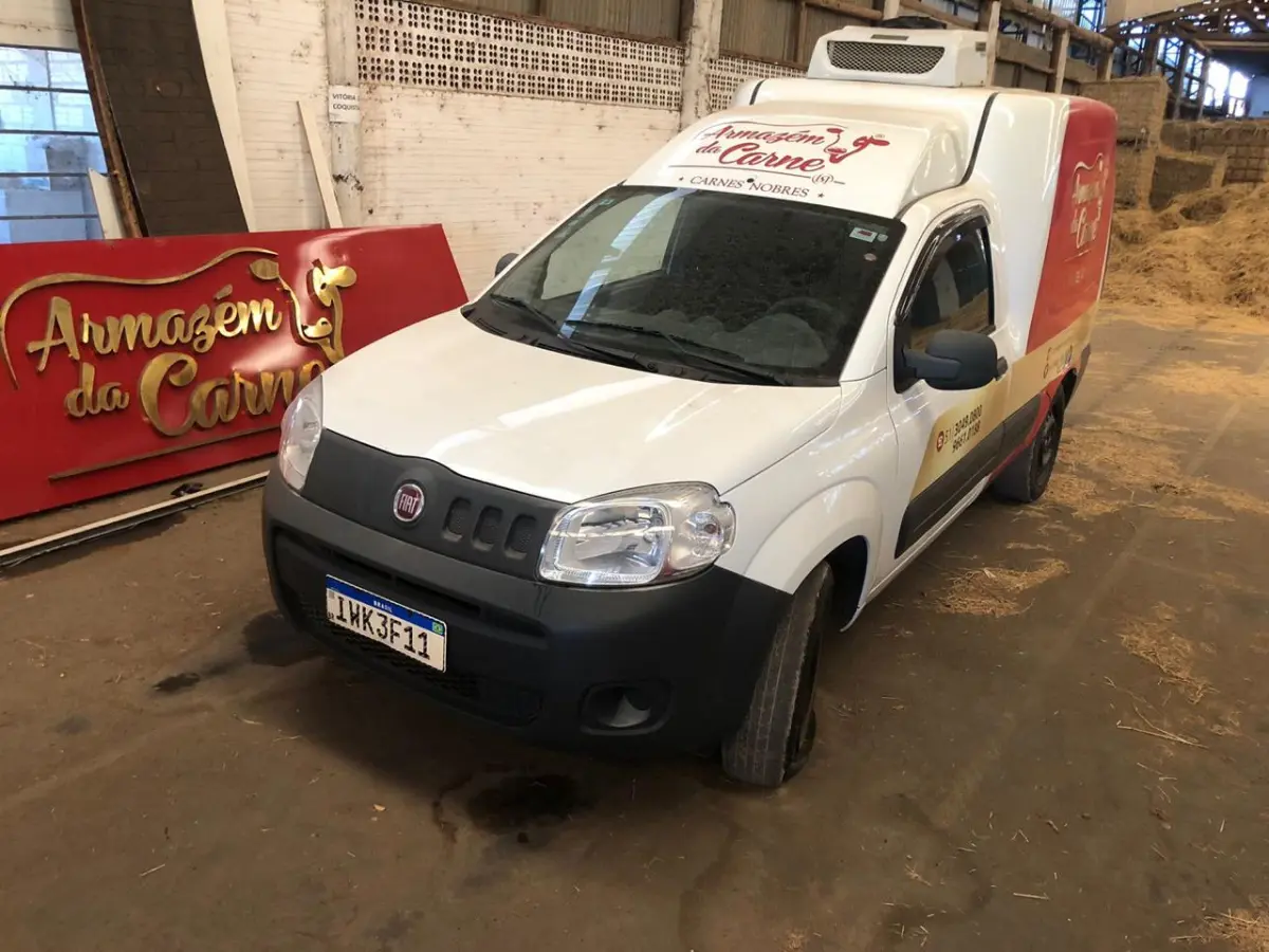 LOTE 032 - VEÍCULO FIAT FIORINO 1.4 FLEX, ANO 2015, BRANCA, PLACAS IWK 3F11 C/ BAÚ REFRIGERADO
