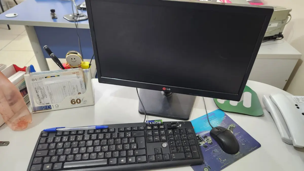 LOTE 100 - 7 COMPUTADORES COM MONITOR, TELCADO, MOUSE E ESTABILIZADOR