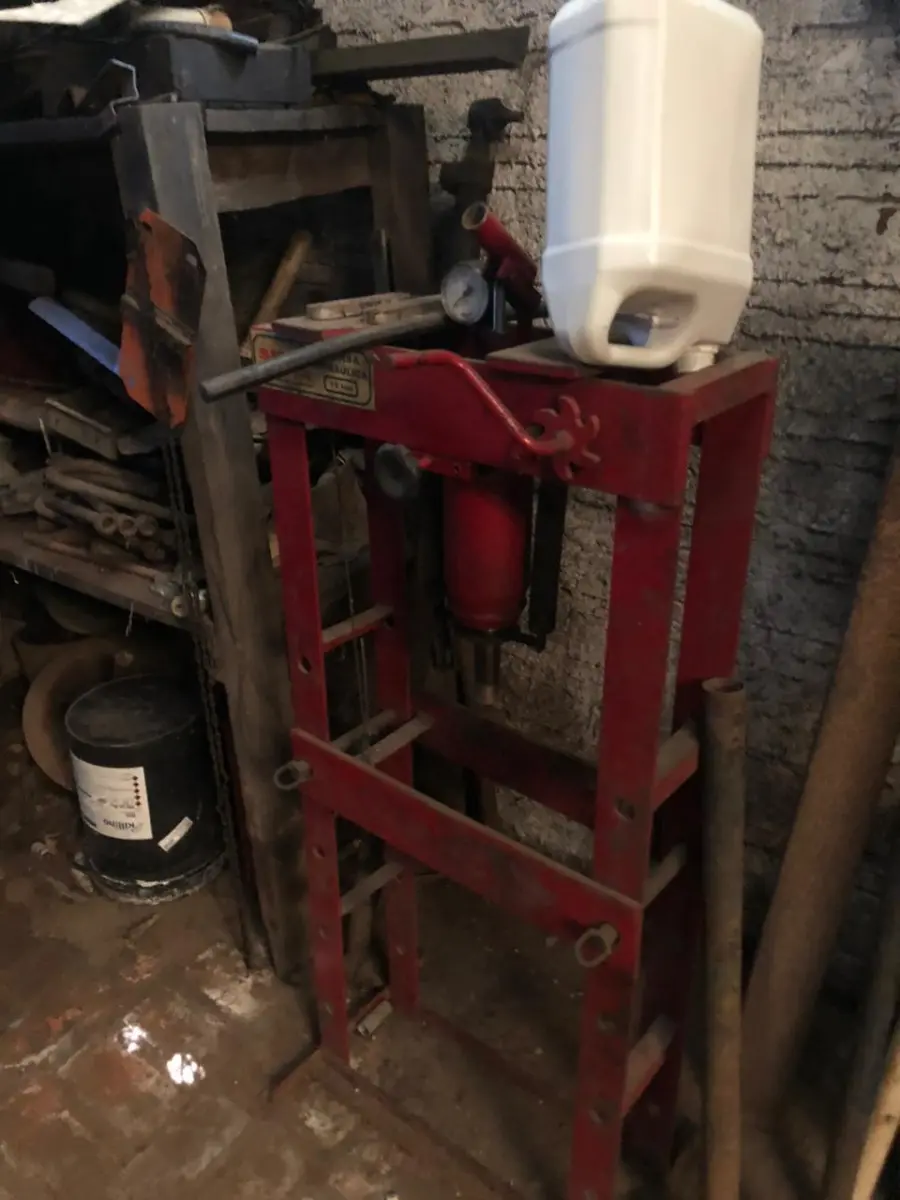 LOTE 082 - PRENSA HIDRÁULICA MANUAL