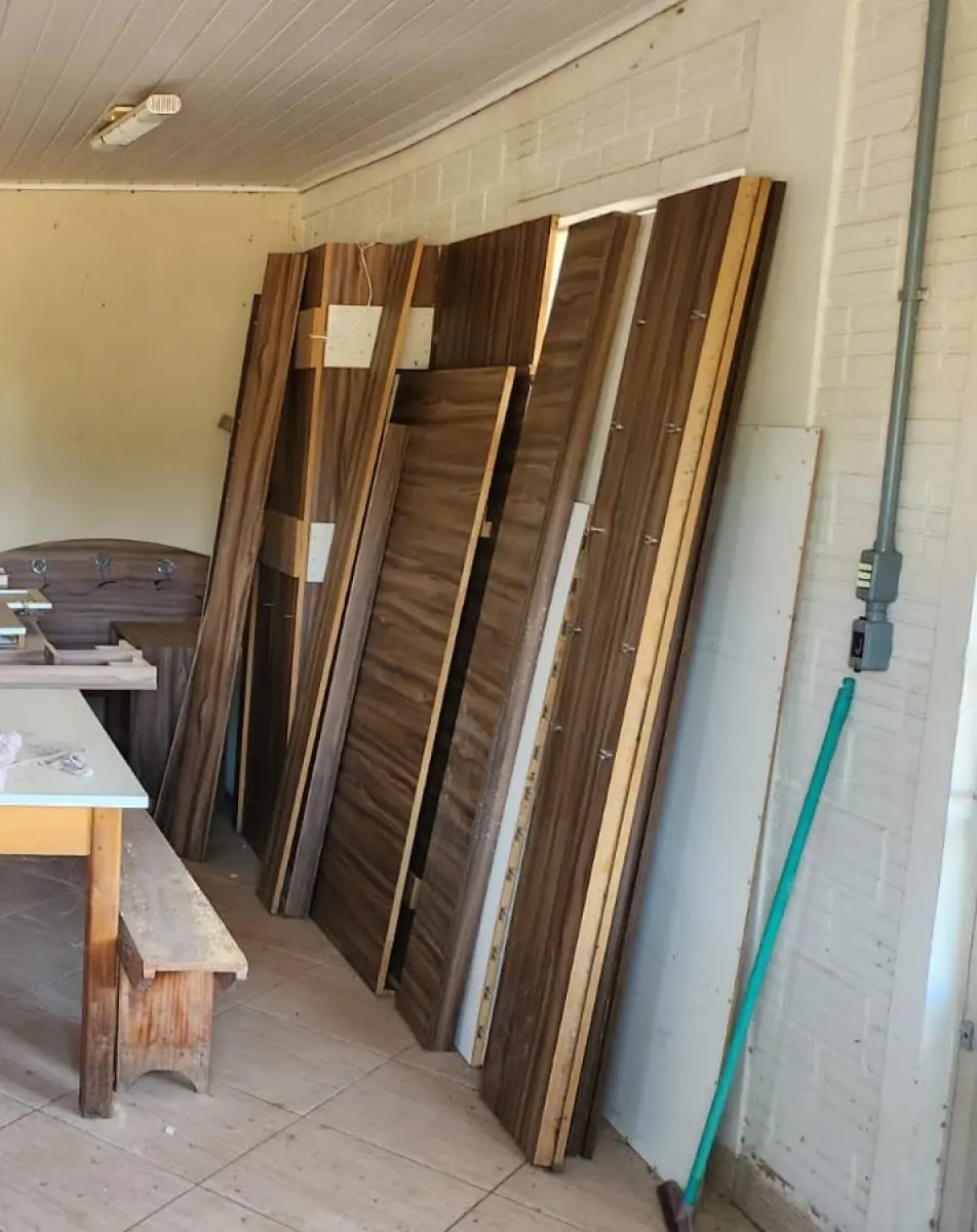 LOTE 045 - LOTE DE MÓVEIS MARROM: MESA C/ 3 GAVETAS, BALCÃO, PARTES DE MÓVEIS DESMONTADOS