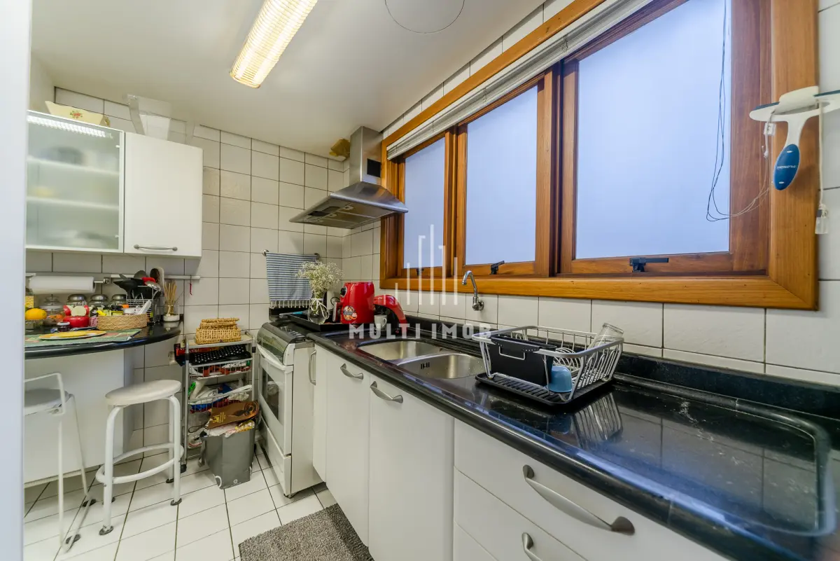 LOTE 000 - O apartamento nº 601 no Ed. Maison Paris, na Rua Pedro Ivo nº 532. O espaço de estacionamento coberto nº 01. O espaço de estacionamento coberto nº 02