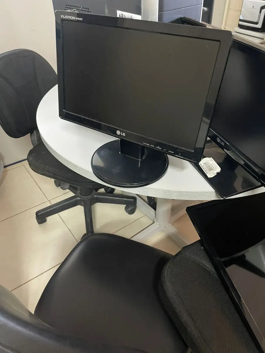 LOTE 170 - 4 MONITORES 16"