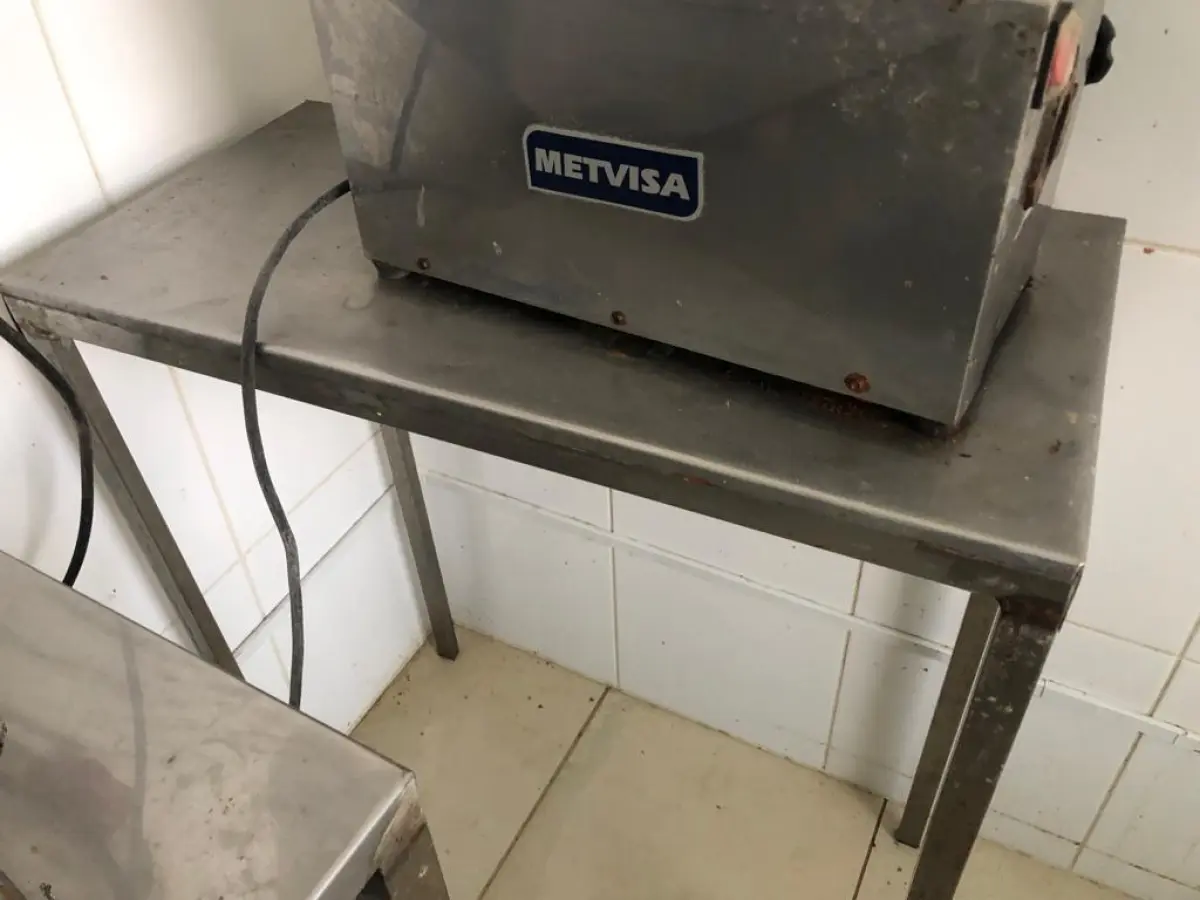 LOTE 230 - MESINHA INOX ALTA