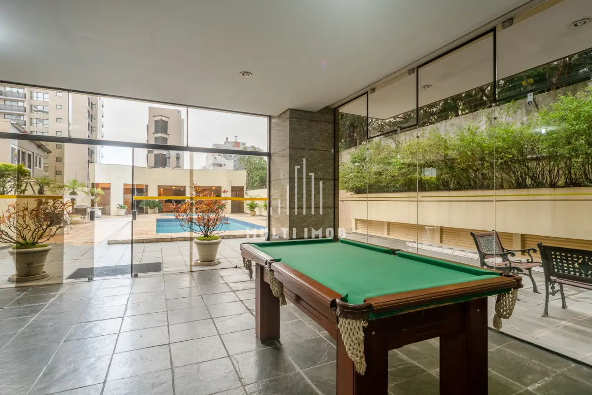 LOTE 000 - O apartamento nº 601 no Ed. Maison Paris, na Rua Pedro Ivo nº 532. O espaço de estacionamento coberto nº 01. O espaço de estacionamento coberto nº 02