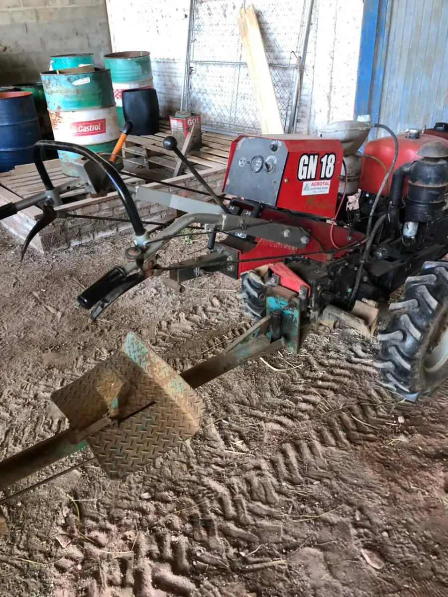 LOTE 056 - TRATOR TOBATA, TRAMONTINI C/ CARRETINHA