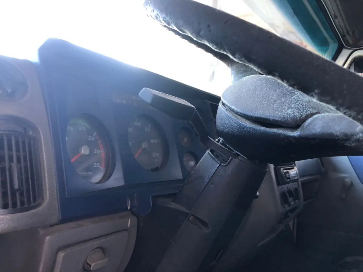 LOTE 073 - "CAMINHÃO VW WORKER 17-180, BRANCO, C/BAÚ, S/PLACAS, MOTOR DESMONTADO E FALTANDO PEÇAS, PLACAS IPO 5691 (25.000,00 caminhão + 8.000,00 baú)"