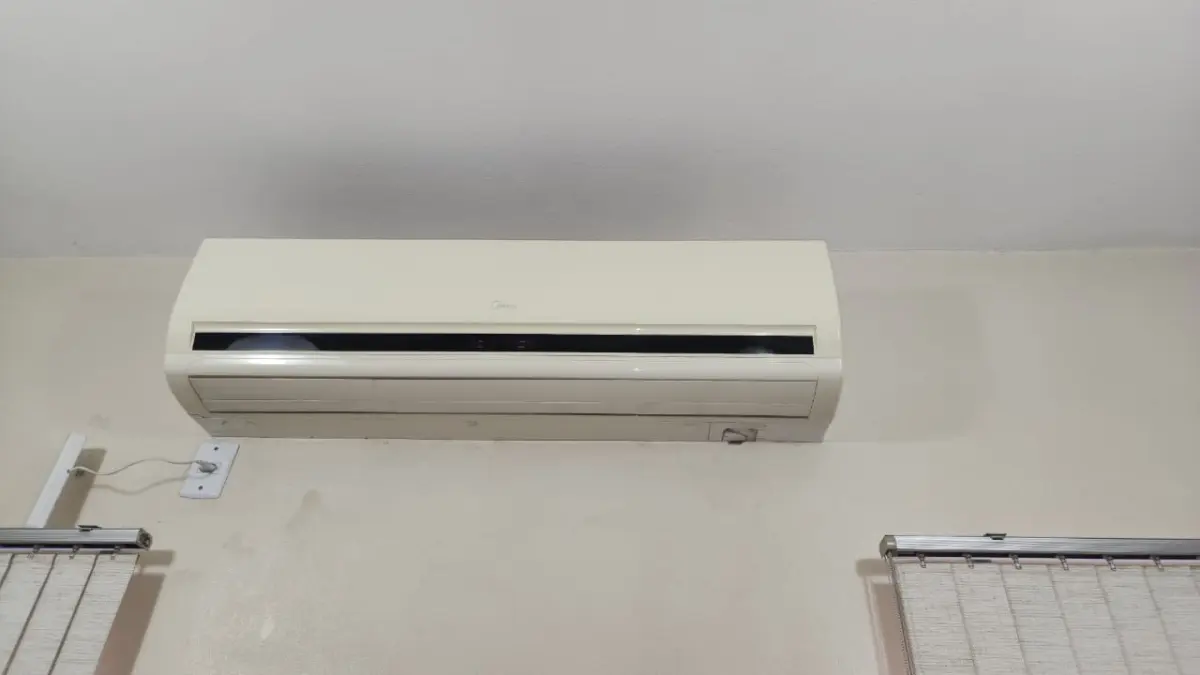 LOTE 106 - "AR CONDICIONADO SPLIT MIDEA,30.000 BTU"