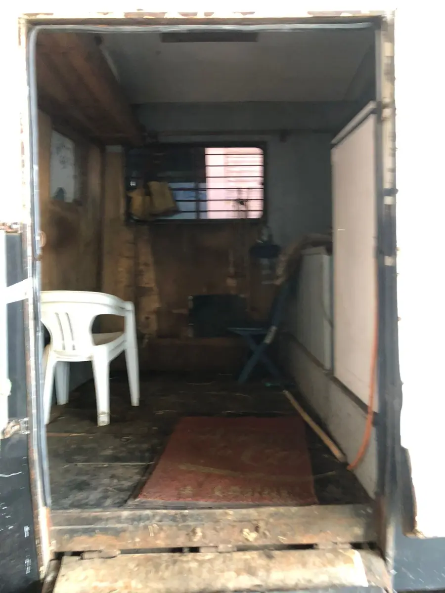 LOTE 072 - ÔNIBUS MOTOR HOME C/CAPACIDADE DE CARREGAR CAVALOS, ANO 1976, BRANCO, PLACAS ICX 0695