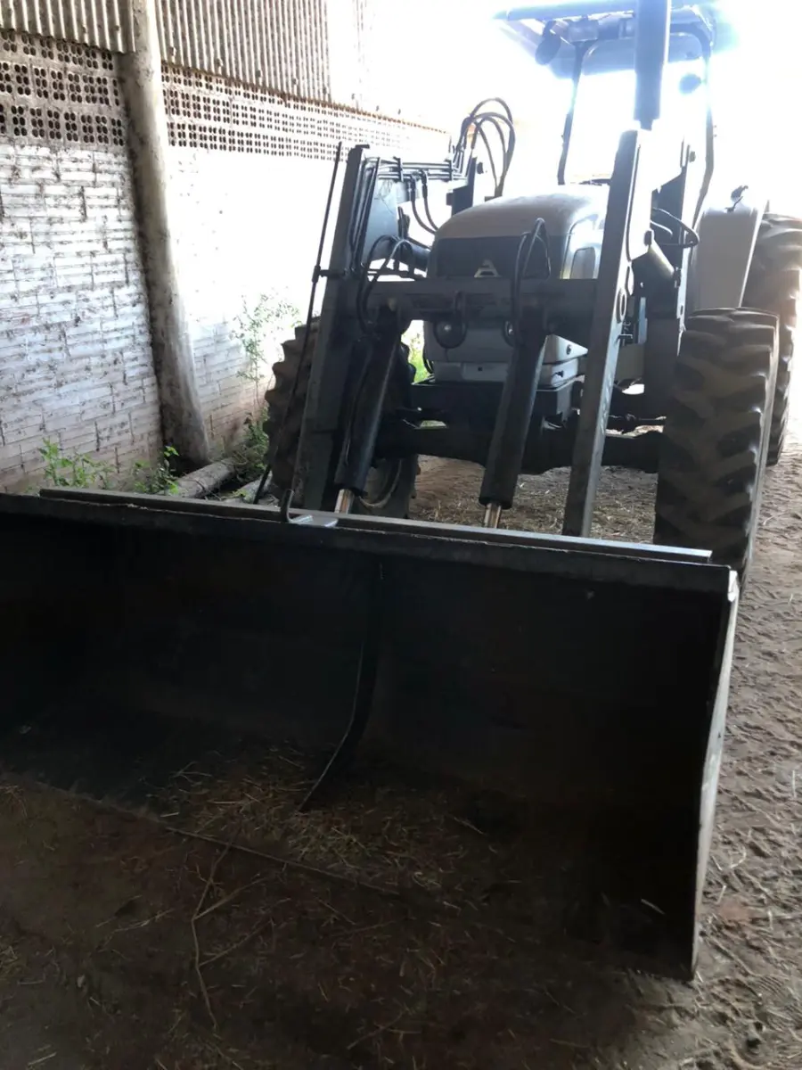 LOTE 057 - TRATOR, AGRALE 575.4 C/ PÁ CARREGADEIRA