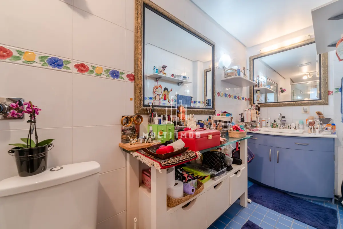 LOTE 000 - O apartamento nº 601 no Ed. Maison Paris, na Rua Pedro Ivo nº 532. O espaço de estacionamento coberto nº 01. O espaço de estacionamento coberto nº 02