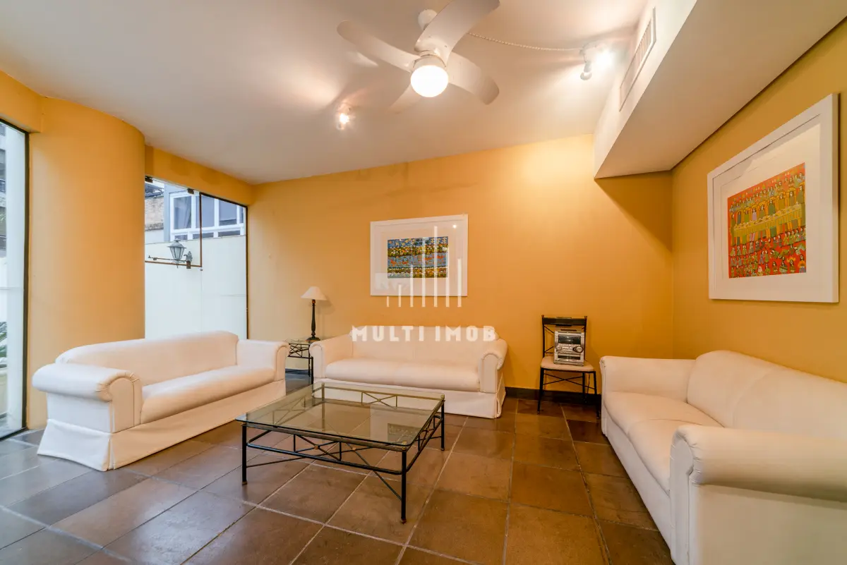 LOTE 000 - O apartamento nº 601 no Ed. Maison Paris, na Rua Pedro Ivo nº 532. O espaço de estacionamento coberto nº 01. O espaço de estacionamento coberto nº 02