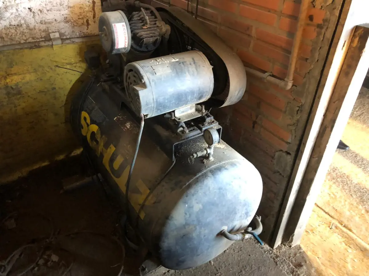 LOTE 077 - COMPRESSOR DE AR, SCHULZ