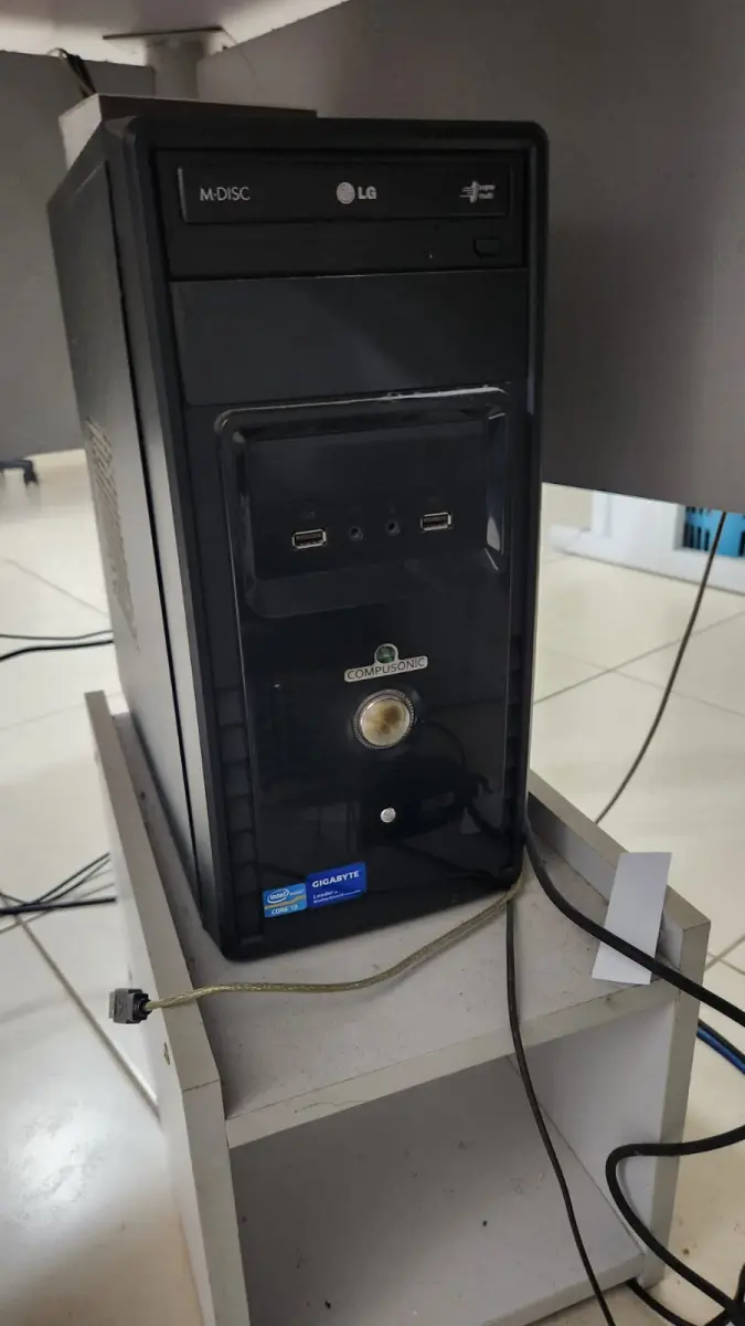 LOTE 100 - 7 COMPUTADORES COM MONITOR, TELCADO, MOUSE E ESTABILIZADOR