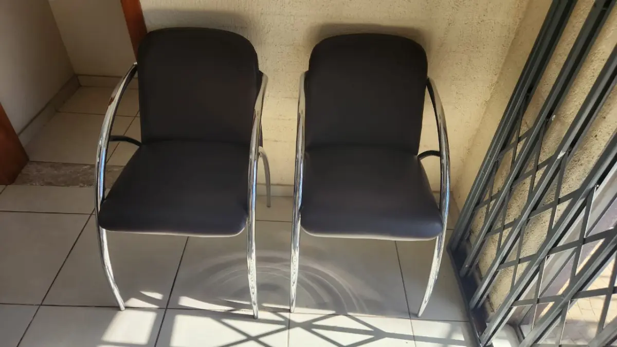 LOTE 137 - 3 CADEIRAS CROMADAS C/ ESTOFADO EM COURINO PRETO