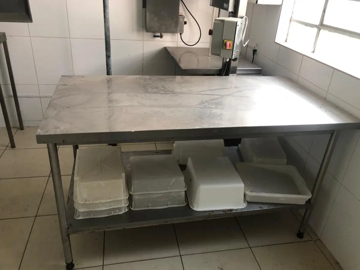 LOTE 228 - MESA INOX GRANDE COM PANELEIRO