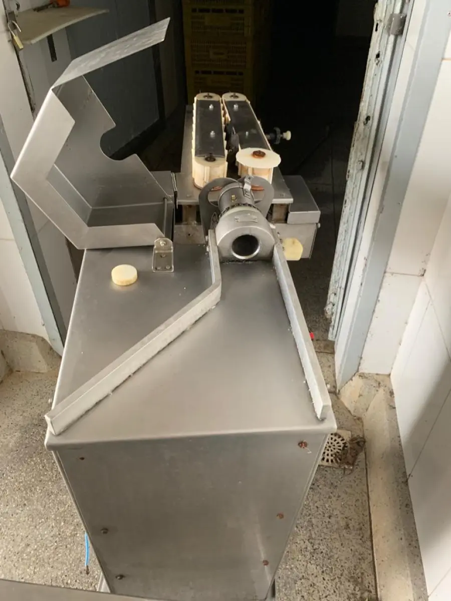 LOTE 001 - Uma amarradeira de salsichão marca Brusinox, nº de série BX2596