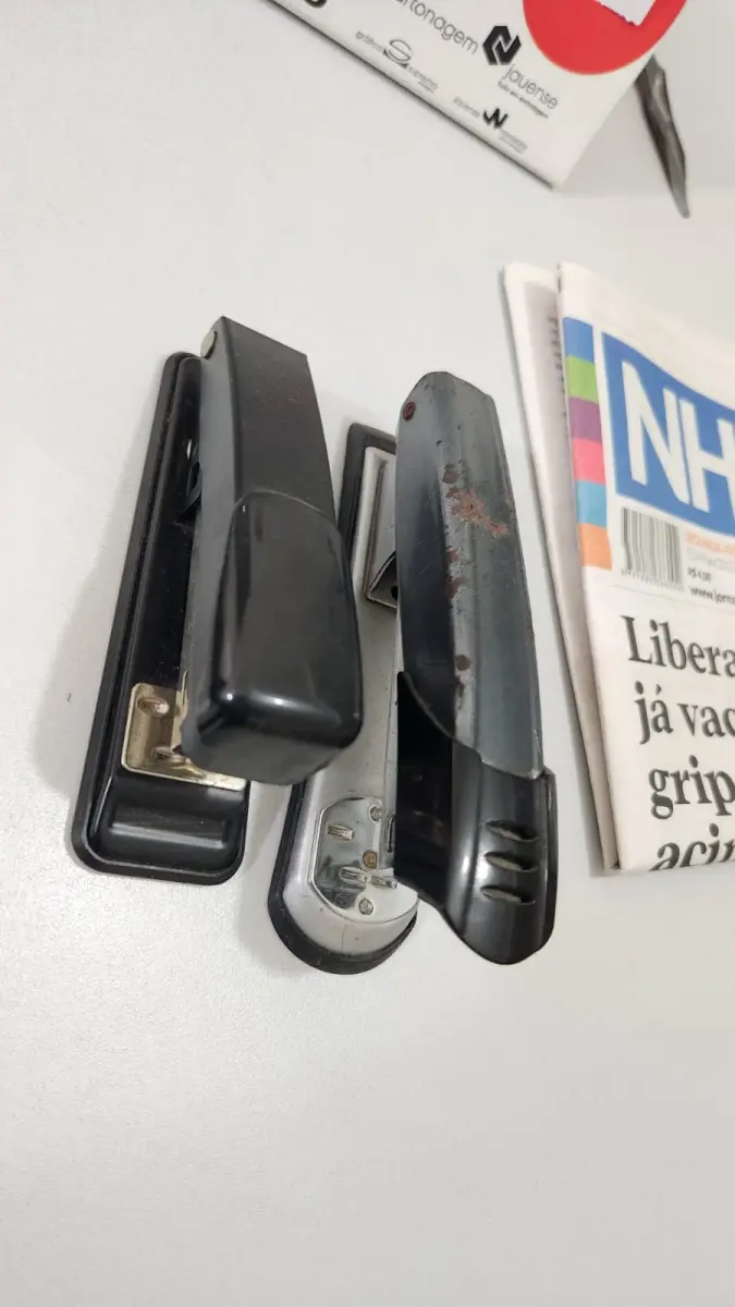 LOTE 149 - LOTE DE MATERIAIS DE ESCRITÓRIO DIVERSOS (PORTA LAPIS, ORGANIZADORES DE MESA, GRAMPEADORES, LIXEIRAS, ETC.)