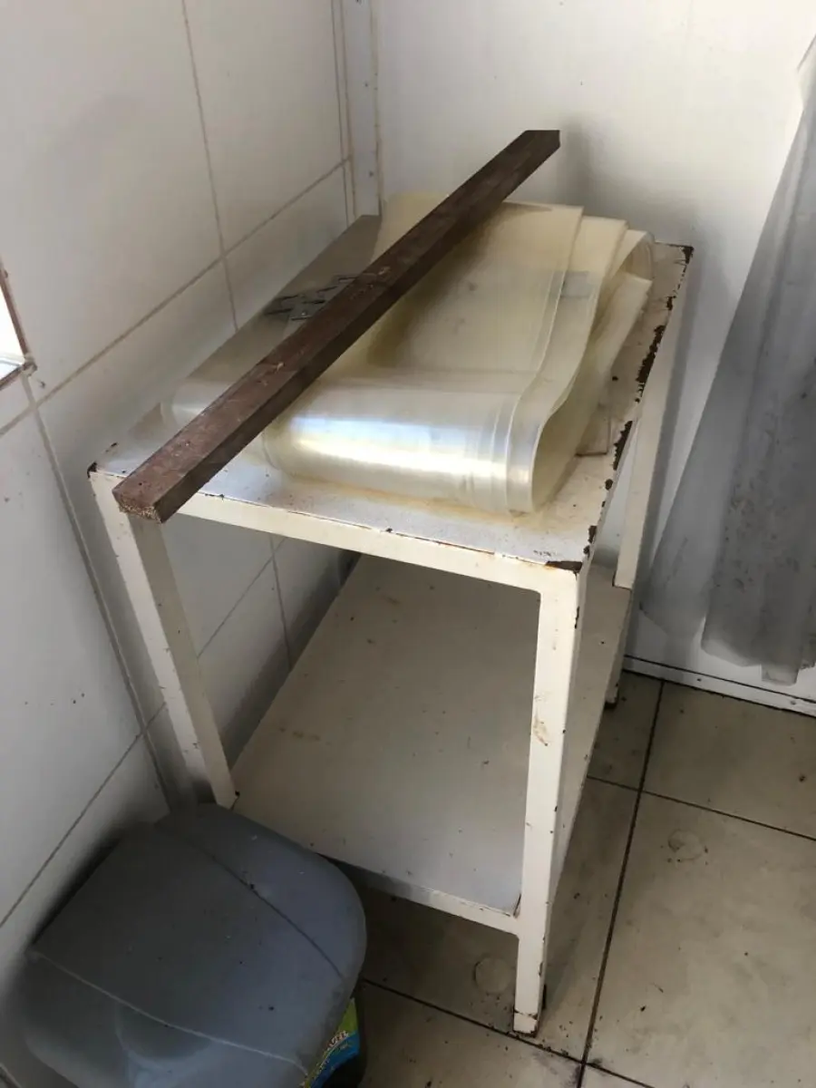 LOTE 249 - MESINHA DE AÇO, BRANCO