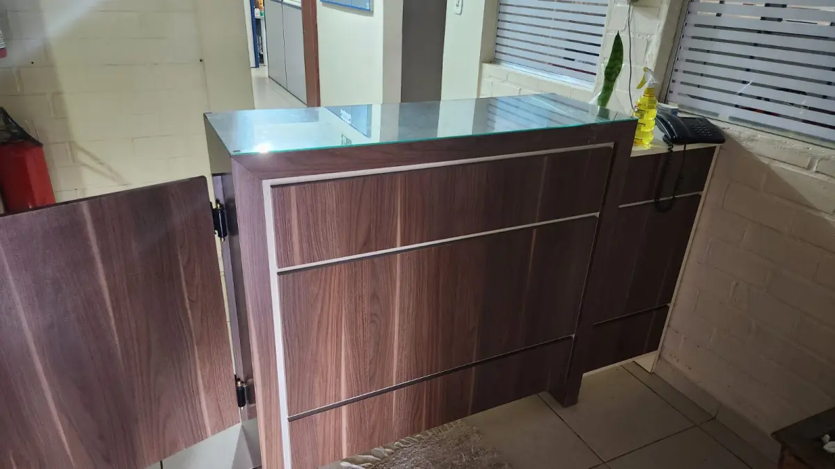 LOTE 164 - BALCÃO DE RECEPÇÃO MARROM E BEGE C/ 2 PORTAS