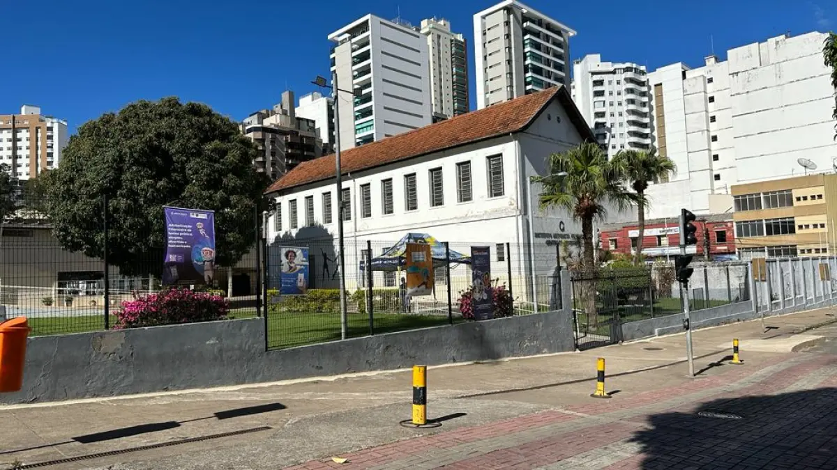 LOTE 001 - GRANDE IMÓVEL 13.044,60M2 COM PRÉDIOS E PISCINA EM BAIRRO NOBRE DE JUIZ DE FORA MG - 3 ESQUINAS