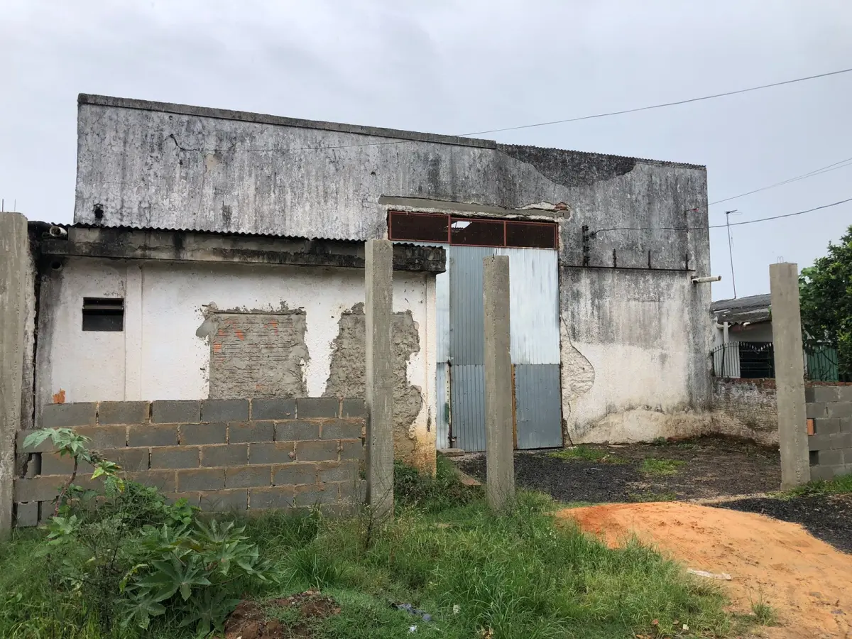 LOTE 000 - PAVILHÃO EM CACHOEIRINHA  Rua São Salvador nº 486 com a área superficial de 360,00m²