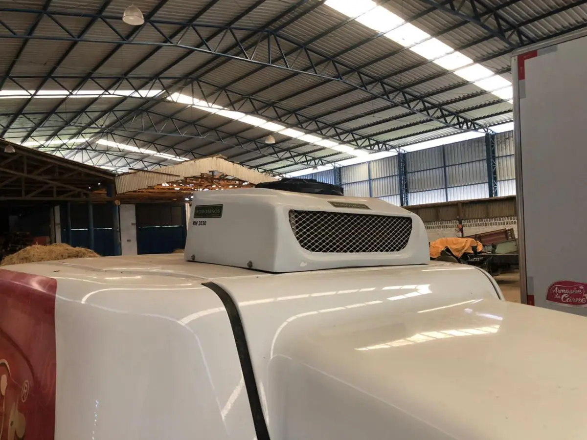 LOTE 032 - VEÍCULO FIAT FIORINO 1.4 FLEX, ANO 2015, BRANCA, PLACAS IWK 3F11 C/ BAÚ REFRIGERADO