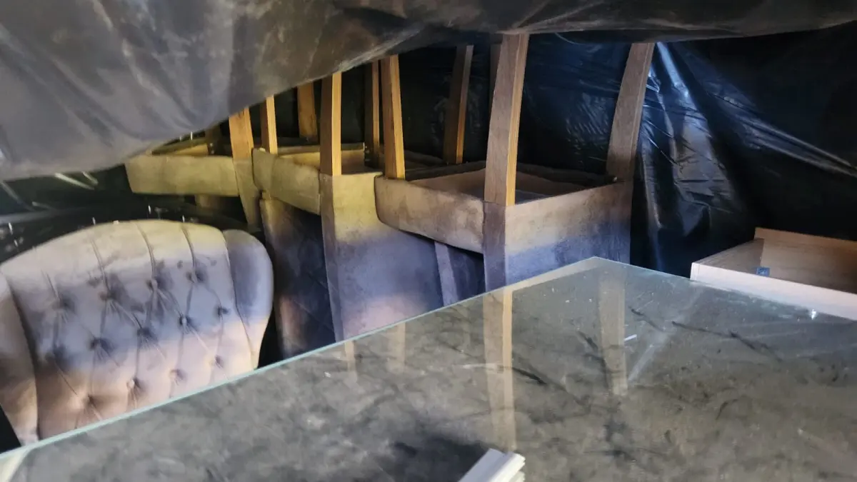 LOTE 035 - CONJUNTO MESA DE JANTAR C/ 6 CADEIRAS ESTOFADAS