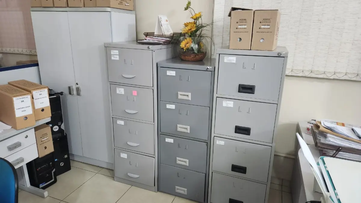 LOTE 097 - ARMÁRIO DE AÇO C/ 2 PORTAS, ALTO